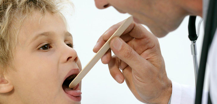 Cosa fare se un bambino ha mal di gola