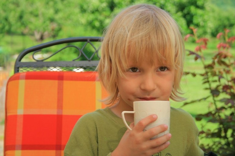 il bambino beve acqua