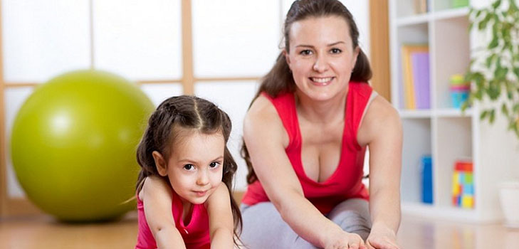 Giocare a Yoga: tre esercizi utili per il bambino