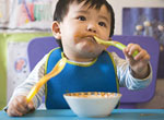 Come insegnare un bambino a mangiare con un cucchiaio e una forchetta?