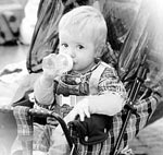 Come svezzare un bambino da una bottiglia?