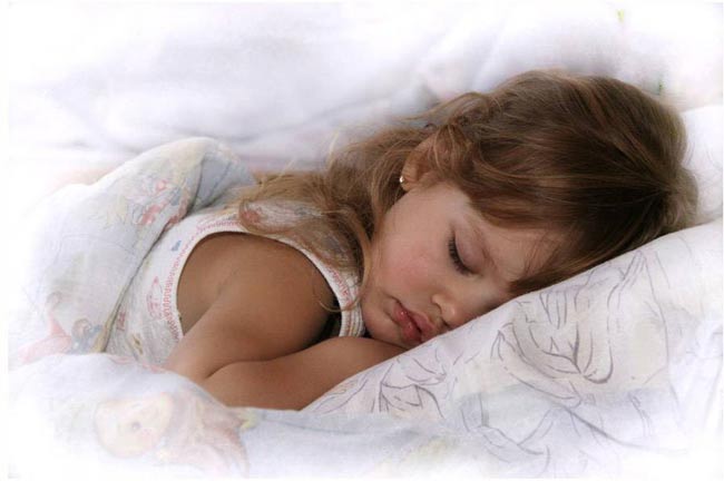 Come insegnare un bambino a dormire nel proprio presepe?