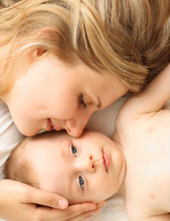 Come prendersi cura del neonato nei primi giorni della casa?