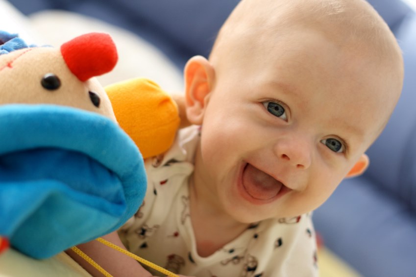 il bambino gioisce