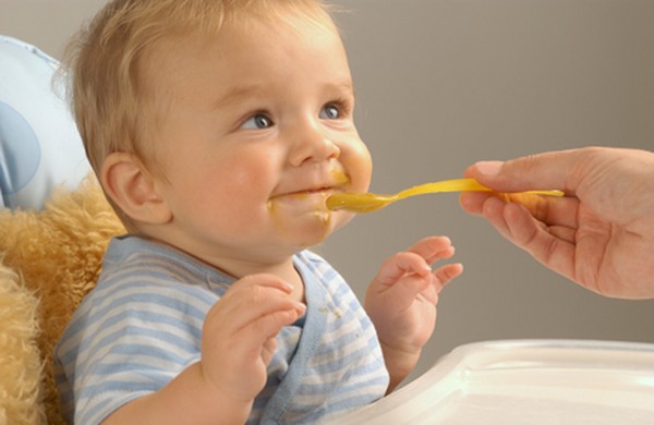 Alimentazione su richiesta o per ore: consiglio Komarovsky Alimentazione su richiesta o per ore: consiglio Komarovsky