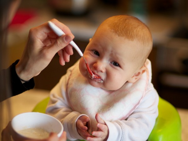 Alimentazione su richiesta o per ore: consiglio Komarovsky Alimentazione su richiesta o per ore: consiglio Komarovsky