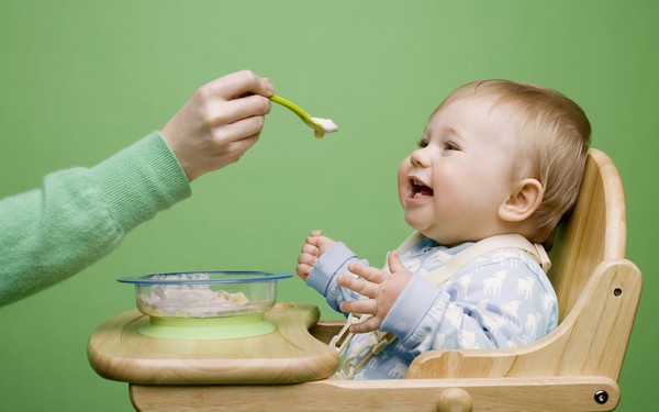 Alimentazione su richiesta o per ore: consiglio Komarovsky Alimentazione su richiesta o per ore: consiglio Komarovsky