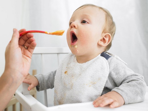 Alimentazione su richiesta o per ore: consiglio Komarovsky