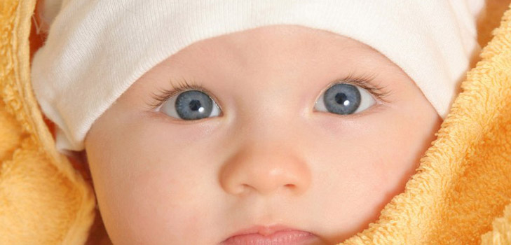 Un bambino piccolo sull'aereo: consigli di genitori esperti