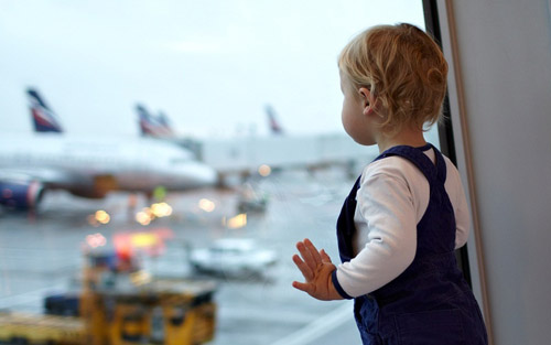 Un bambino piccolo sull'aereo: consigli di genitori esperti