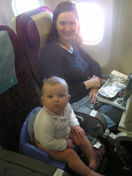 Un bambino piccolo sull'aereo: consigli di genitori esperti