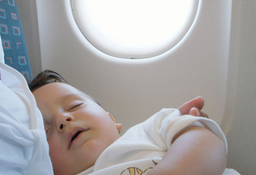 Un bambino piccolo sull'aereo: consigli di genitori esperti