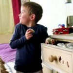 Un bambino piccolo ruba: cosa fare?