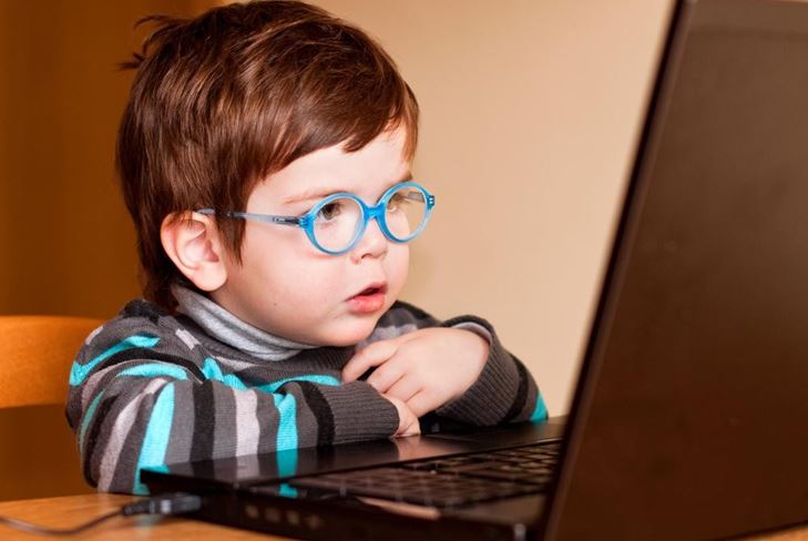 Bambini solitari al computer: è buono o cattivo