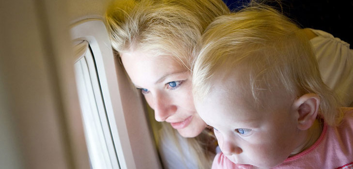 Voli con un bambino: cosa prendere per il comfort di mamma e bambino