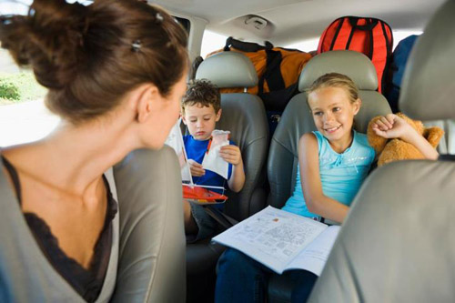 Voli con un bambino: cosa prendere per il comfort di mamma e bambino