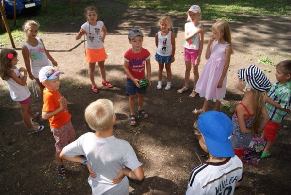 Spostare giochi per bambini all'aria aperta