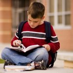 Bambino nella scuola primaria Bambino nella scuola primaria