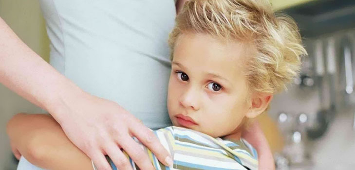 Bambino timido: cosa fare i genitori