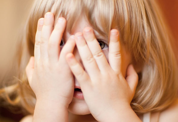 Bambino timido: cosa fare i genitori