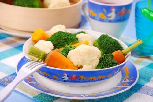 Introduzione di alimentazione complementare al bambino in 5 mesi