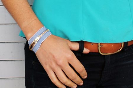 Il braccialetto per i jeans sembra elegante sul braccio