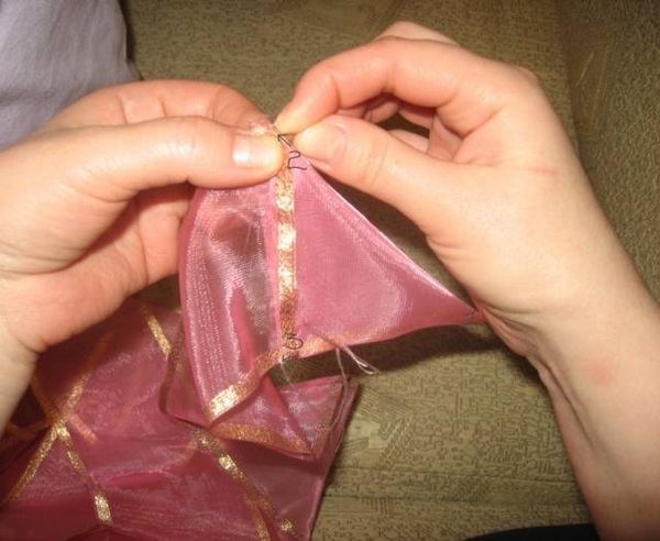 Come fare un fiocco di nastro di raso con le tue mani