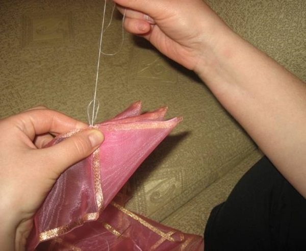 Come fare un fiocco di nastro di raso con le tue mani