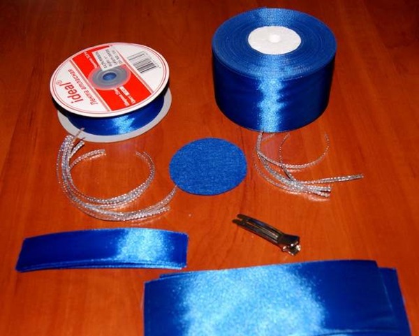 Come fare un fiocco di nastro di raso con le tue mani