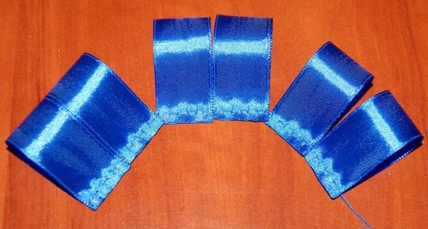 Come fare un fiocco di nastro di raso con le tue mani