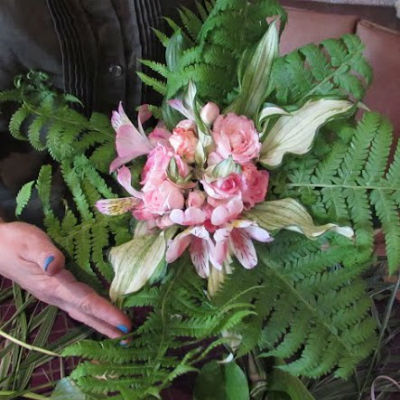 Mazzo di fiori con le proprie mani