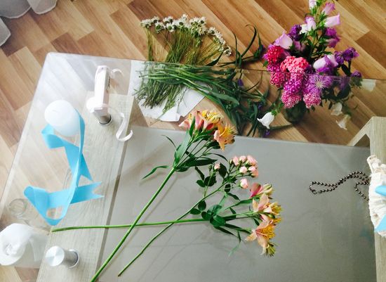 Combinazione di alstroemeria e una piccola rosa per un bouquet