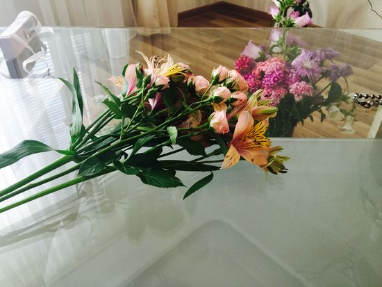 Combina alstroemeria e una piccola rosa per un bouquet
