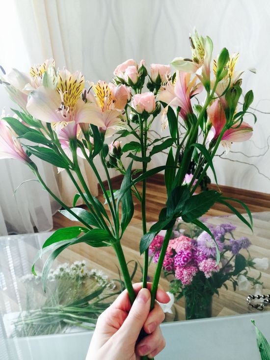 Distribuiamo fiori in un bouquet