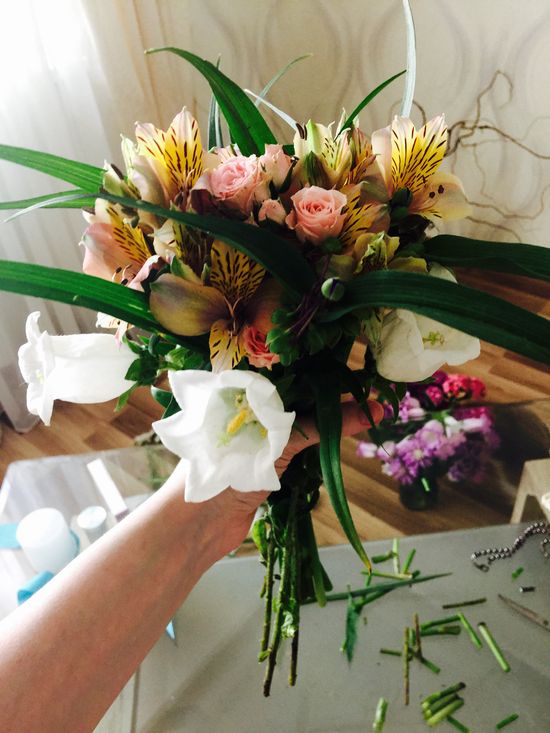 Chiusura di un bouquet con un nastro