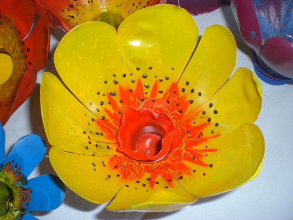 Fiori da bottiglie di plastica: una classe master per la realizzazione di artigianato in plastica con le proprie mani Fiori da bottiglie di plastica: una classe master per la realizzazione di artigianato in plastica con le proprie mani
