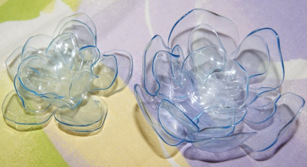 Fiori da bottiglie di plastica: una classe master per la realizzazione di artigianato in plastica con le proprie mani