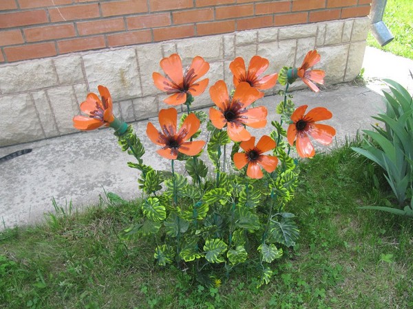 Fiori da bottiglie di plastica: una classe master per la realizzazione di artigianato in plastica con le proprie mani Fiori da bottiglie di plastica: una classe master per la realizzazione di artigianato in plastica con le proprie mani