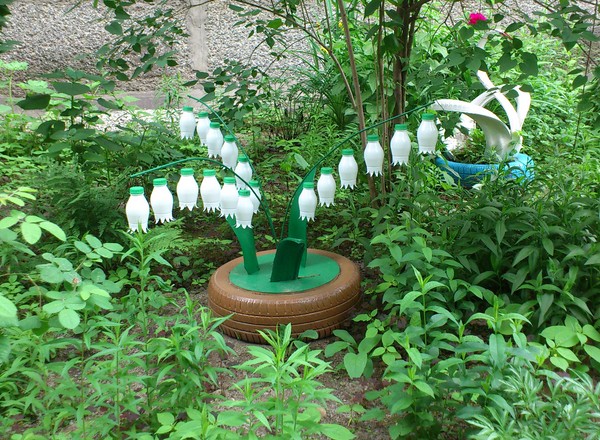 Fiori da bottiglie di plastica: una classe master per la realizzazione di artigianato in plastica con le proprie mani