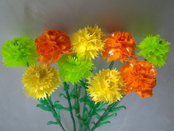 Fiori da bottiglie di plastica: una classe master per la realizzazione di artigianato in plastica con le proprie mani Fiori da bottiglie di plastica: una classe master per la realizzazione di artigianato in plastica con le proprie mani