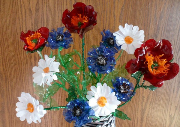 Fiori da bottiglie di plastica: una classe master per la realizzazione di artigianato in plastica con le proprie mani