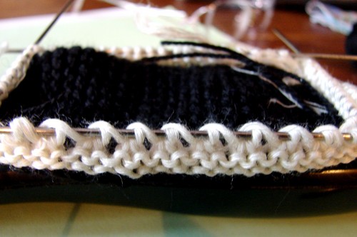 Stivaletti in bianco e nero con aghi a maglia per l'estate