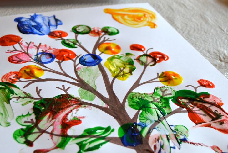 Artigianato di bambini in materiale naturale sul tema dell'autunno