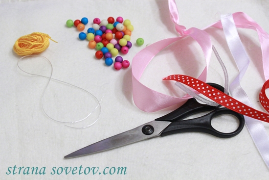 Set per bambini: braccialetto e collana di nastri e perline