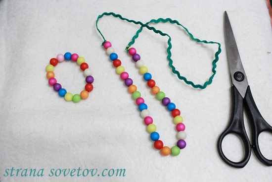 Set per bambini: braccialetto e collana di nastri e perline