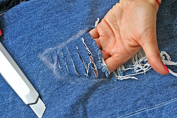 Come fare i jeans con graffi o jeans strappati da soli