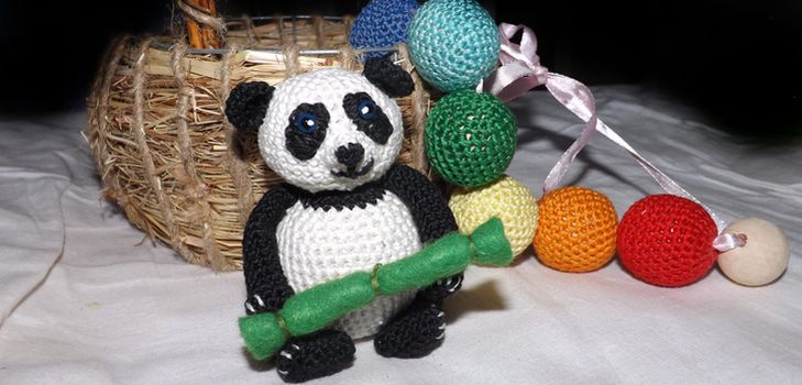 Giocattolo di panda lavorato a maglia con le tue mani