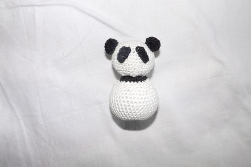 Giocattolo di panda lavorato a maglia con le tue mani