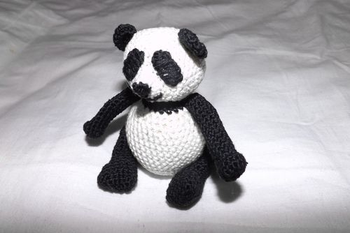 Giocattolo di panda lavorato a maglia con le tue mani
