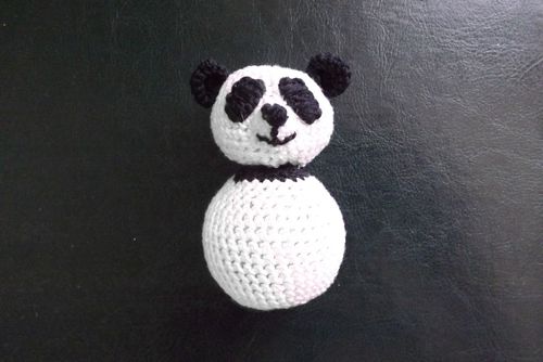 Giocattolo di panda lavorato a maglia con le tue mani